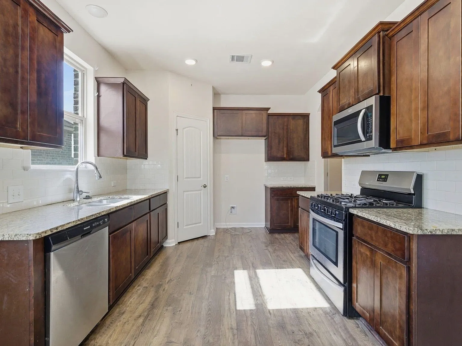 4 bed, 2.5 bath, 2367 sqft, $2,700 — Photo 4