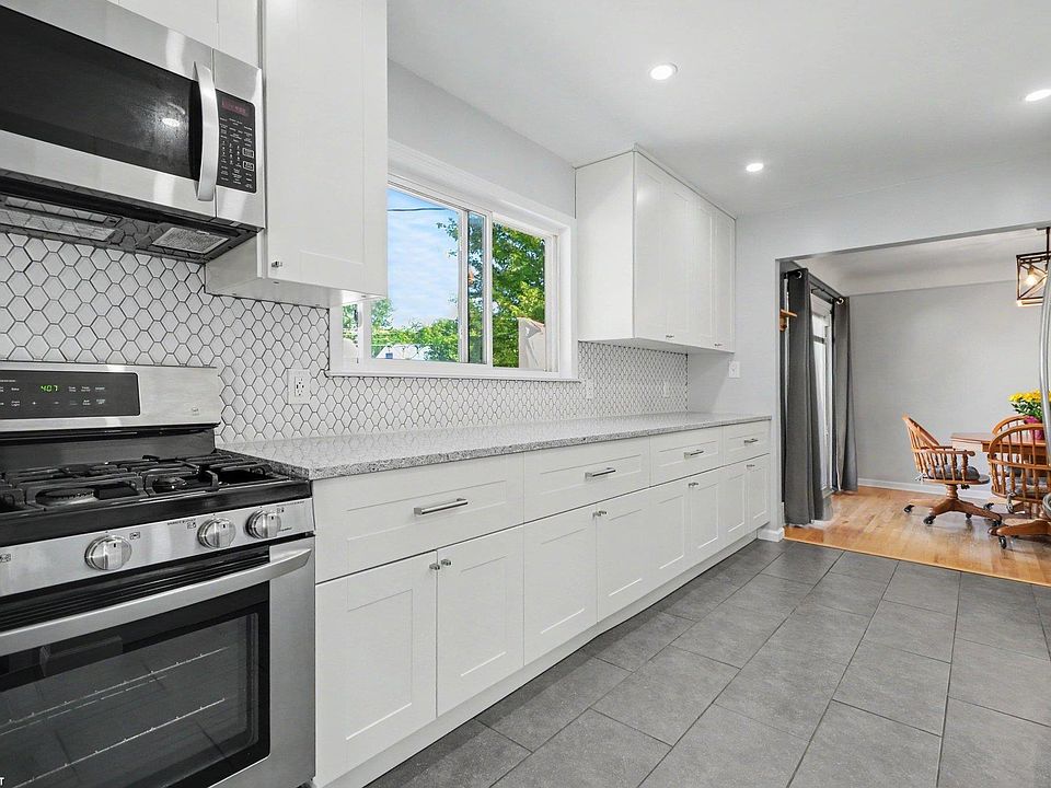 28408 Hughes St, photo 2