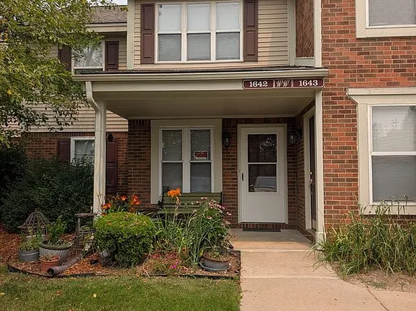 1642 Emerson Cir, Rochester, MI 48307