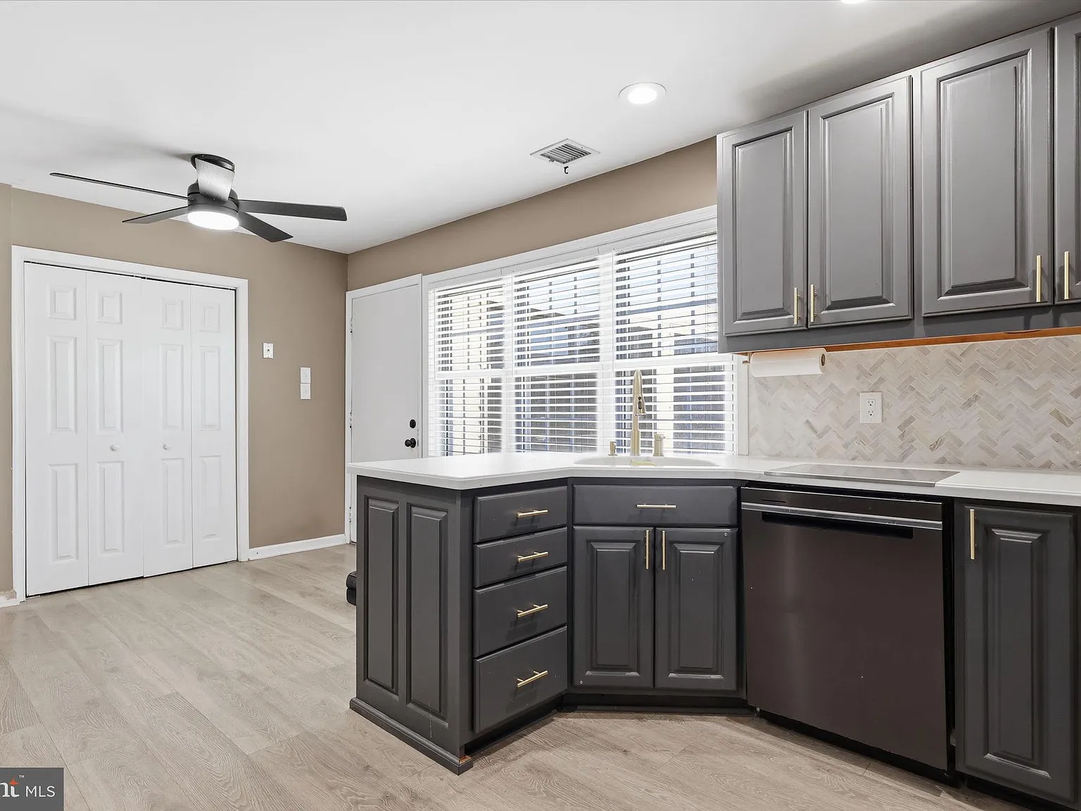 5 bed, 2080 sqft, $3,900 — Photo 4