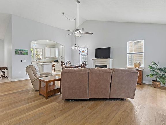5th image of 6133 Renwell Ln #113