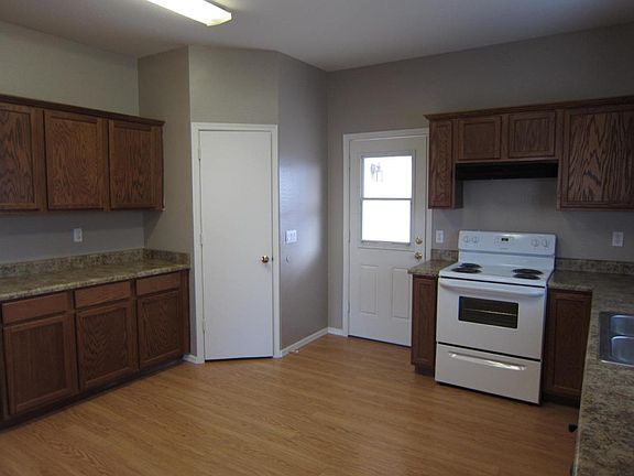 4th image of 541 W Dewey Ave