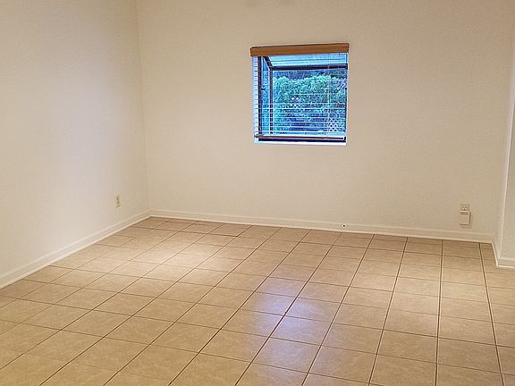 5th image of 546 Market St