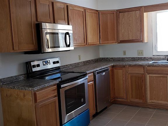 3rd image of 67 Fair St