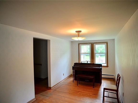 5th image of 565 Willow Ave