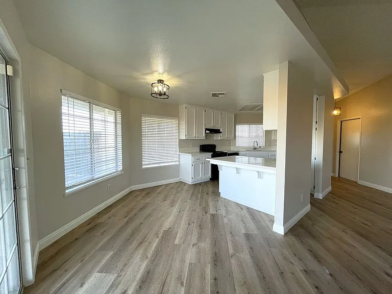 8101 Jacaranda Ave — Photo 4