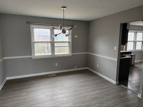 3rd image of 636 Elwood St