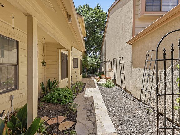 2nd image of 28 COURTSIDE CIR
