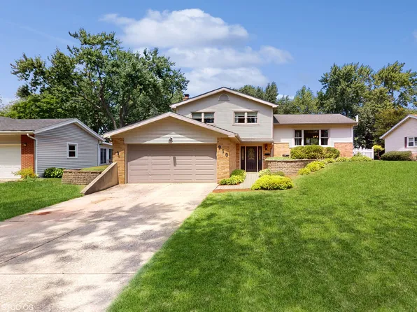 910 Belair Dr, Darien, IL 60561