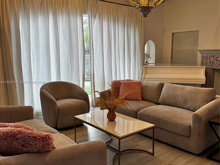 3470 Sheridan Ave — Photo 3