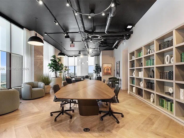 121 NE 5th St #510 — Photo 37