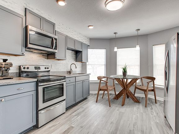 4th image of 236 University Ave #1