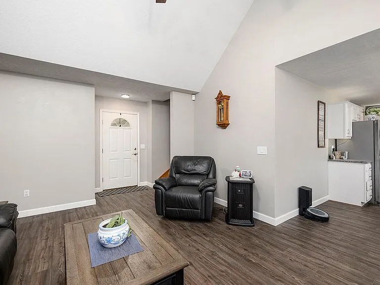 980 S Redwood St — Photo 3