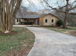 3498 Yorkland Dr, Hickory, NC 28601