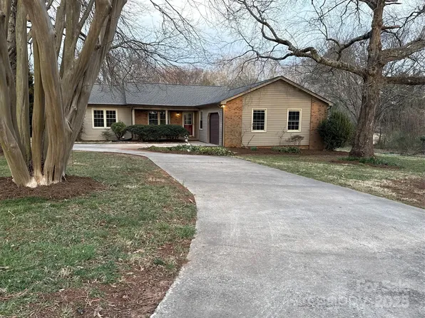 3498 Yorkland Dr, Hickory, NC 28601