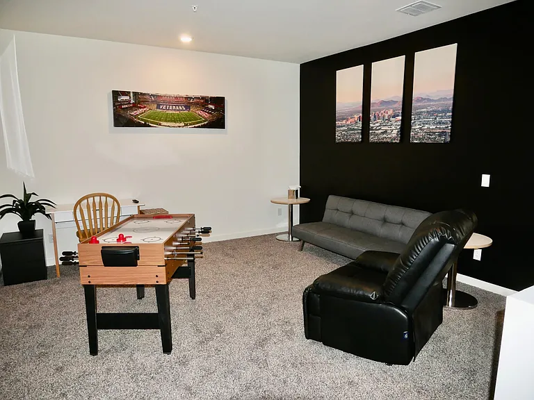 2224 W Harmont Dr — Photo 6