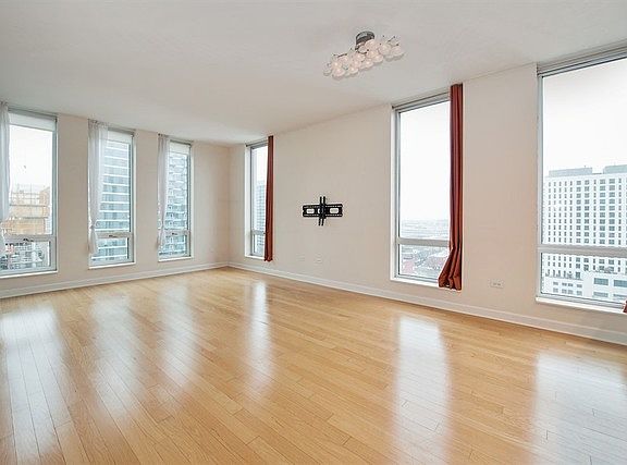 3rd image of 1250 S Michigan Ave APT 1410