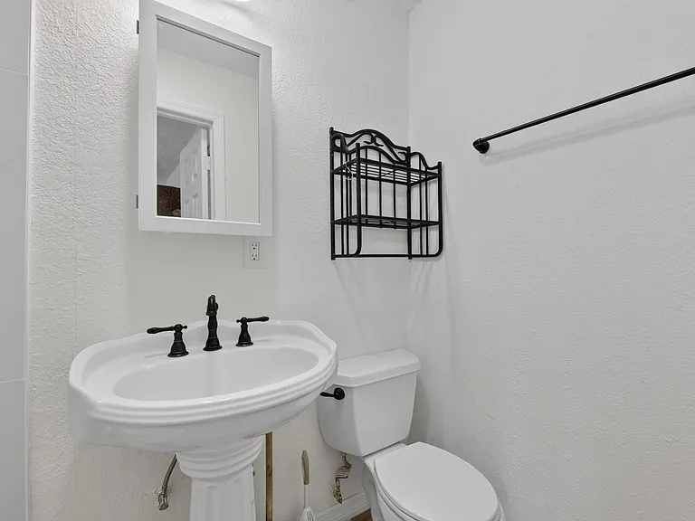 1005 E Flora St — Photo 23