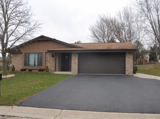 104 Lovell Ct, Mukwonago, WI 53149