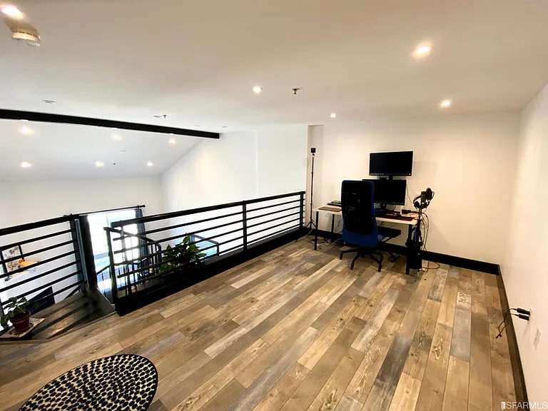 flexible loft/WFH office space/extra living room