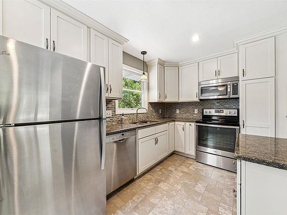 2nd image of 6007 Oakville Ter