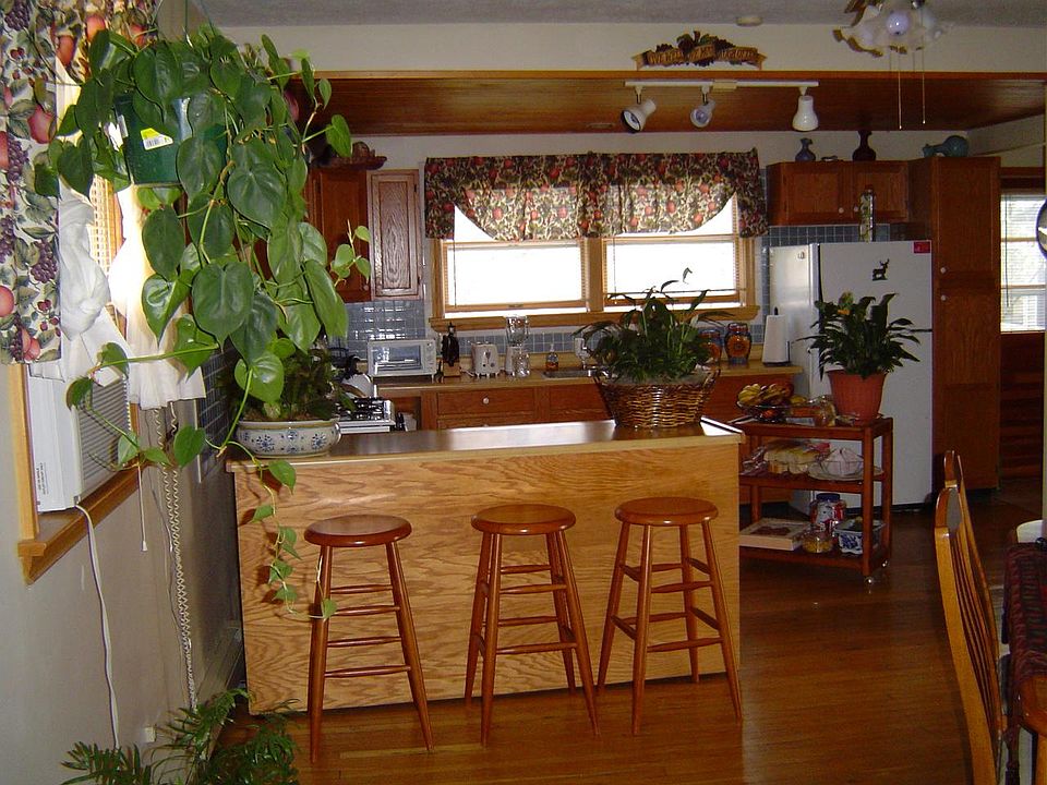 Kitchen With Movable Island