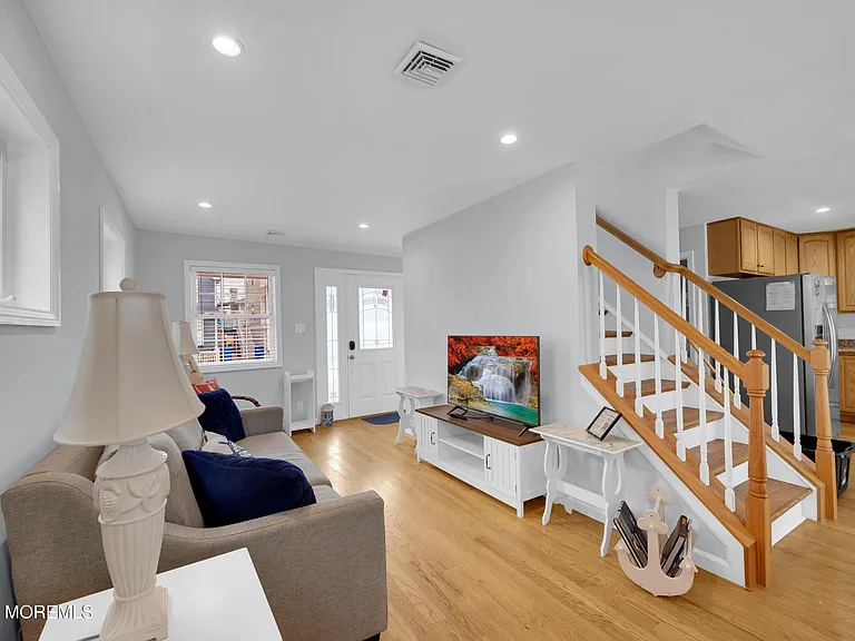8 Nichols Ave — Photo 10