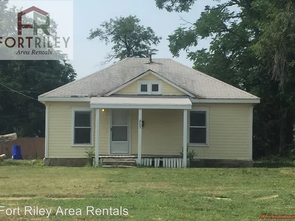 805 W 11th St, Junction City, KS 66441