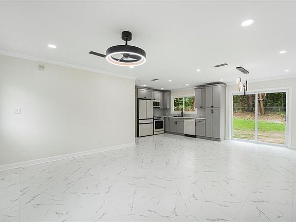 5th image of 6073 Fieldcrest Dr