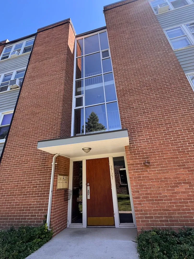 Building Photo - Charming Two Bedroom / 1.5 Bath
