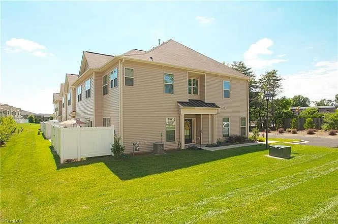 4 bed, 2.5 bath, 1890 sqft, $2,250 — Photo 2