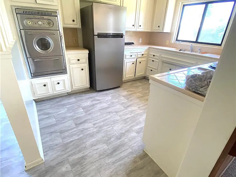 700 E Orangewood Dr — Photo 11