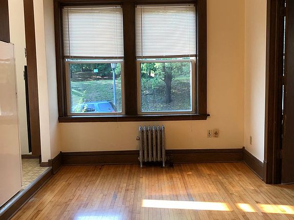 3rd image of 1117 W Franklin Ave #101