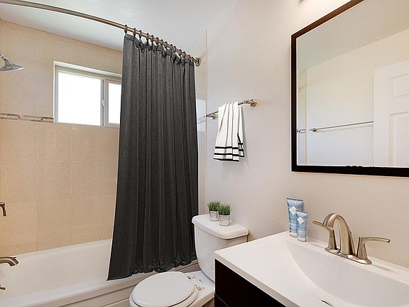 5th image of 1321 Detroit St #301