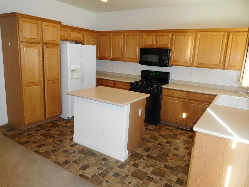 Updated 4 bed w/ 2 car garage*new Paint & LVP floors — Photo 4