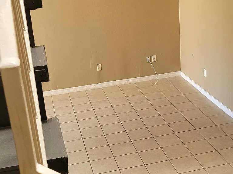 700 Vouray Dr #D — Photo 11