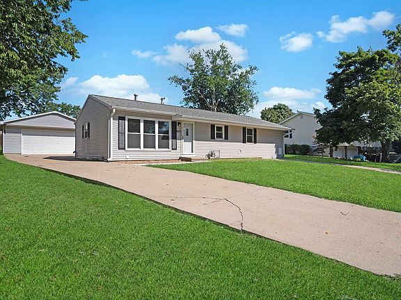 3rd image of 1827 S Hopewood Ln