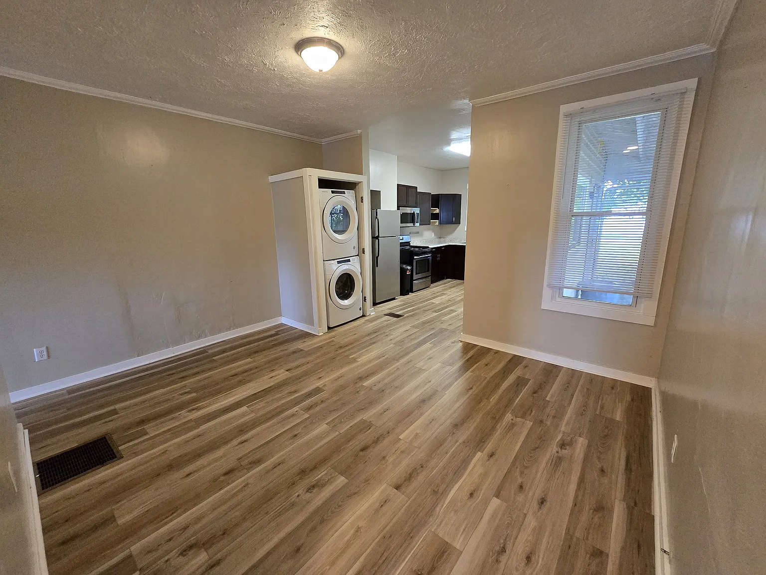 814 Ernie St — Photo 3