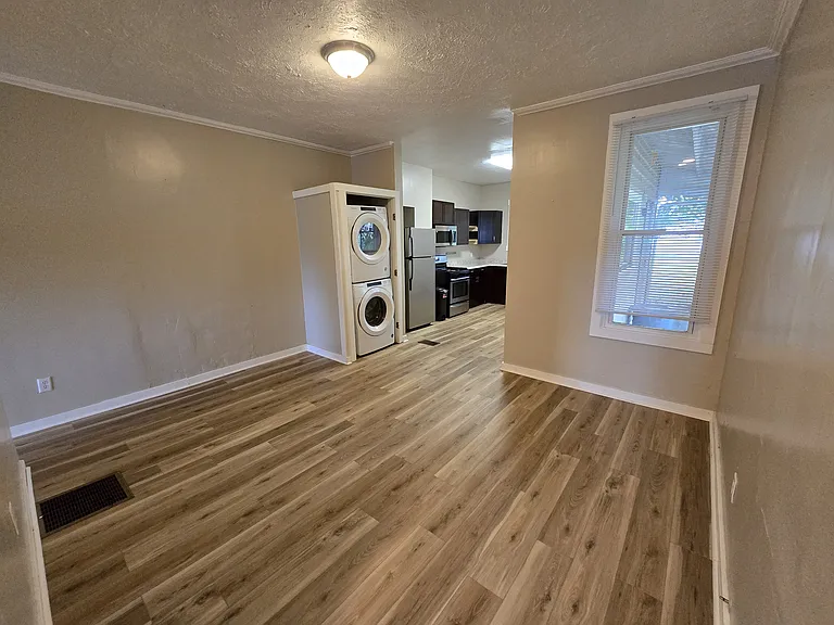 814 Ernie St — Photo 3