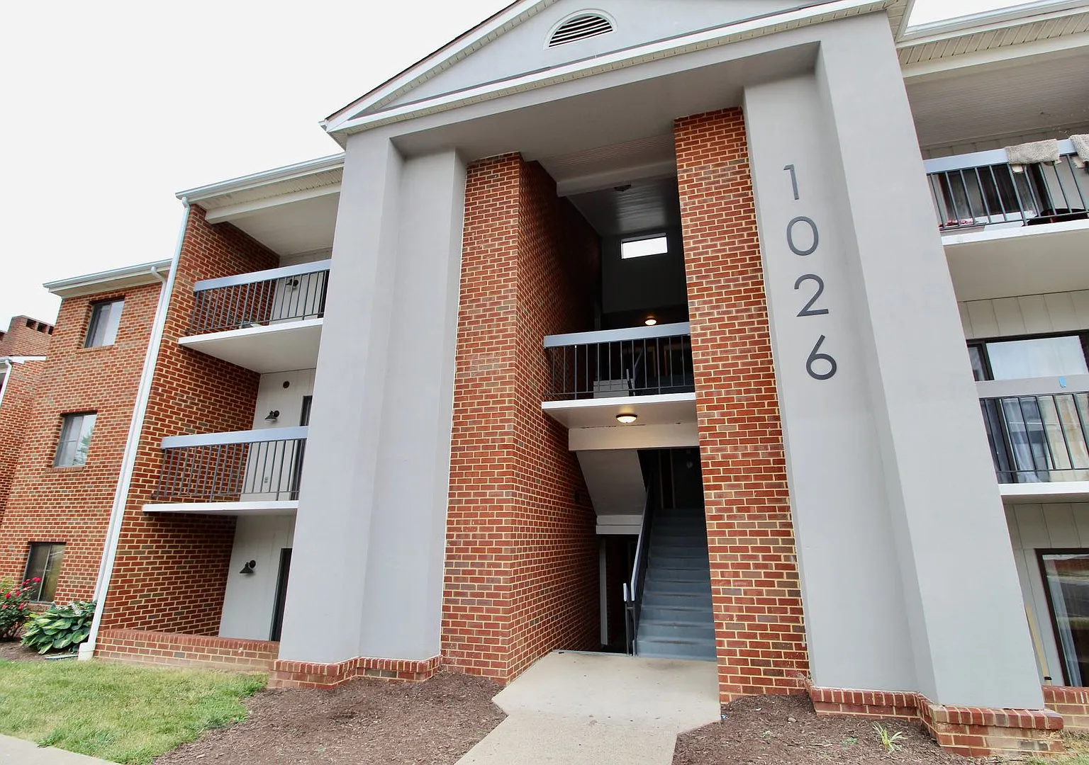 Remodeled 2 bedroom 2 bath condo on the top floor with vaulted ceilings - 1026-12 Blue Ridge Dr. — Photo 1