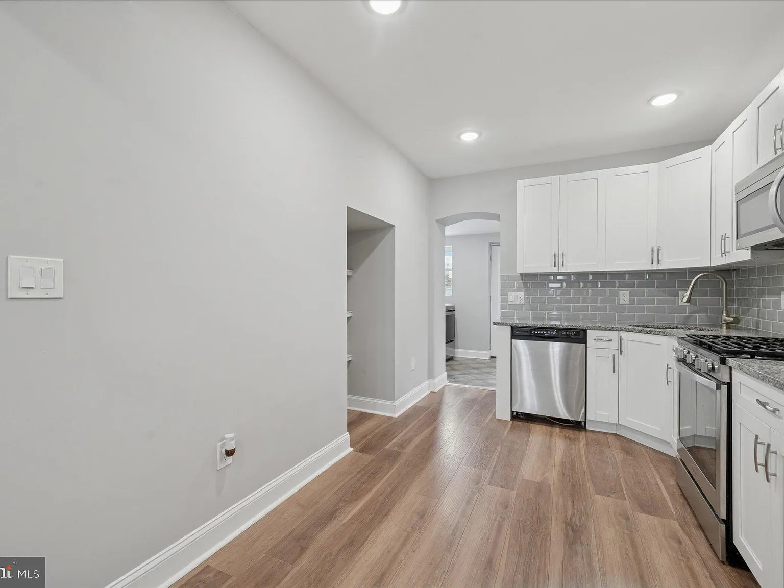 2 bed, 2.5 bath, 944 sqft, $1,900 — Photo 3
