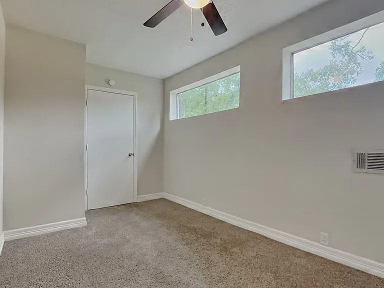Spacious room with neutral bei