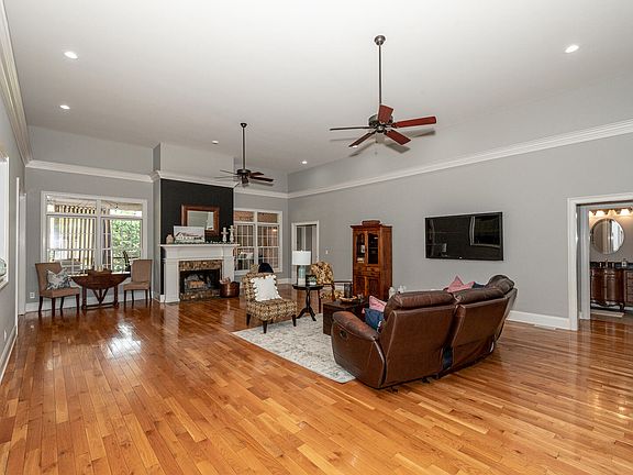 5th image of 1109 Williams St