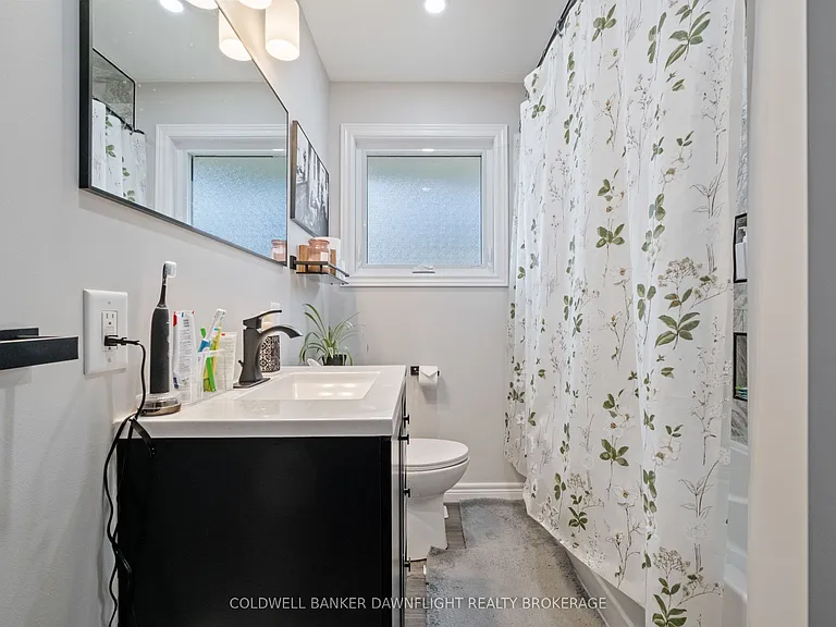 105 Wellington St W — Photo 21