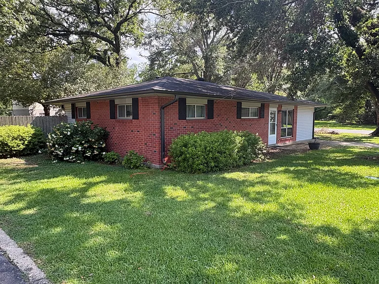 208 Curve Dr — Photo 1