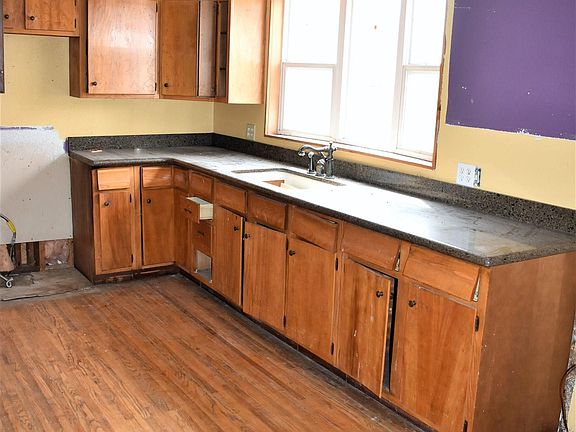 2nd image of 1614 Commercial St