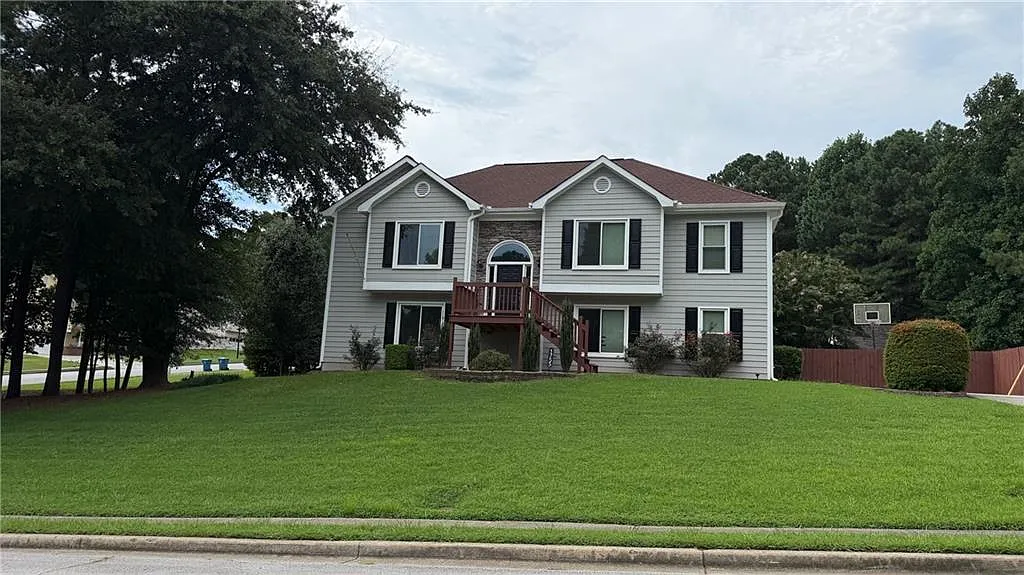 4 bed, 3.0 bath, 2402 sqft, $2,500 — Photo 1