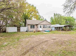 823 E 1st St, Abilene, KS 67410
