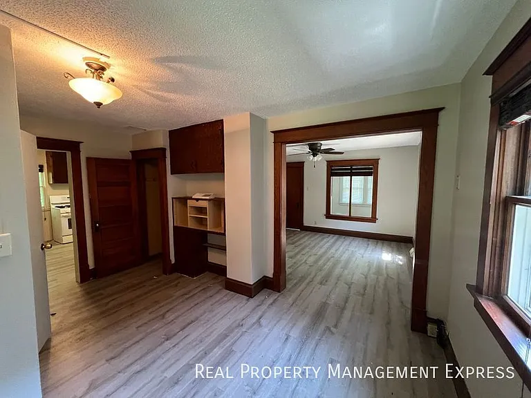 925 N Blauvelt Ave — Photo 5