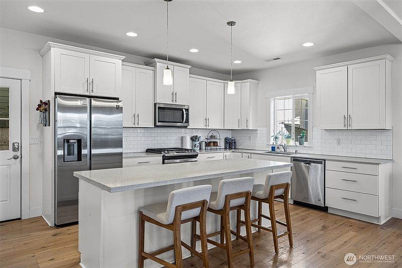 5th image of 71 E Blackwell Street